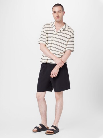 WEEKDAY Regular Shorts 'Jacob' in Schwarz