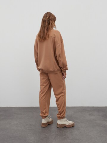 EDITED Sweatshirt 'Lana' in Brown