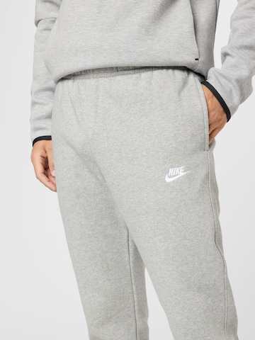 Regular Pantalon 'CLUB FLEECE' Nike Sportswear en gris