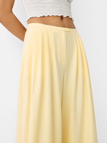 Bershka Wide leg Pleat-front trousers in Yellow