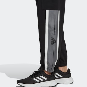 ADIDAS SPORTSWEAR Loosefit Urheiluhousut 'Essentials Pin Stripe Block Fleece ' värissä musta