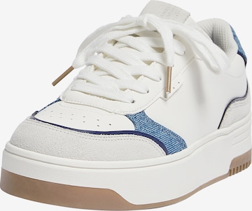 Pull&Bear Sneakers in White: front