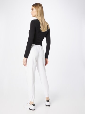 Tapered Pantaloni de la GAP pe alb