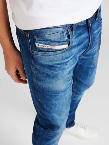 DIESEL Regular Jeans '1979 SLEENKER' in Blau