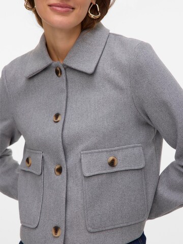 Veste mi-saison 'VMCAYA' VERO MODA en gris