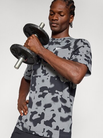 NIKE - Camiseta funcional 'HYVERSE' en gris