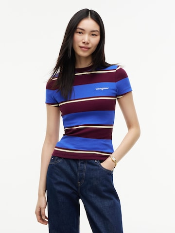 Tricou de la Tommy Jeans pe albastru: față