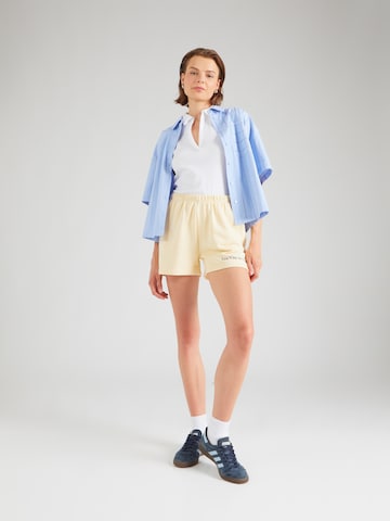 Gina Tricot Normalny krój Spodnie w kolorze żółty