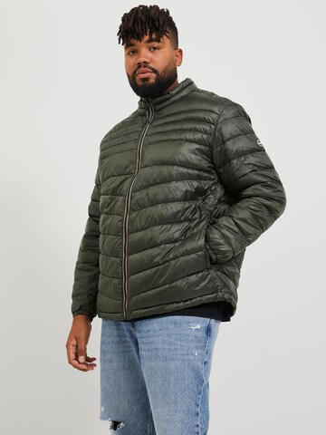 Veste mi-saison 'Hero' Jack & Jones Plus en vert : devant