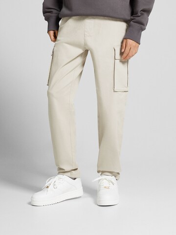 Bershka Regular Cargo Pants in Beige: front