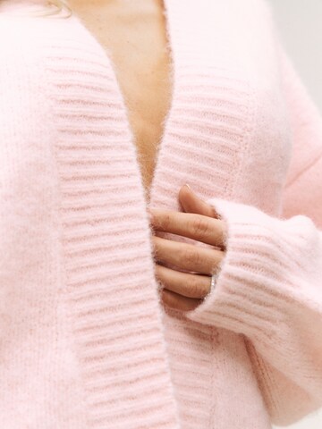 ÉVOIR by Alena Gerber Gebreid vest in Roze