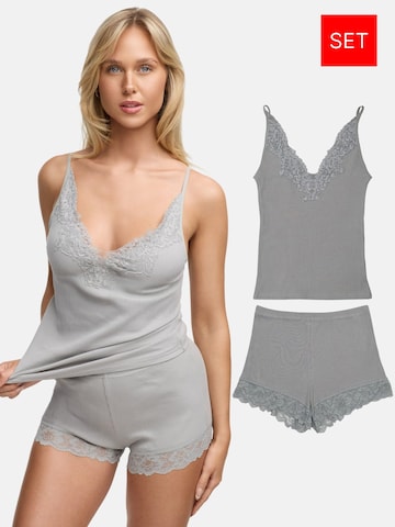 Tazzio - Pijama de pantalón corto 'F909' en gris: frente