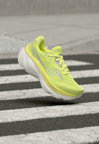 Chaussure de course saucony en jaune