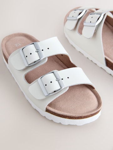 balts Next Vaļējas kurpes