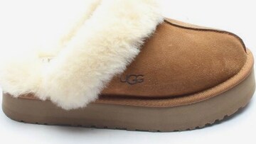 UGG Flats & Loafers in 38 in Brown: front