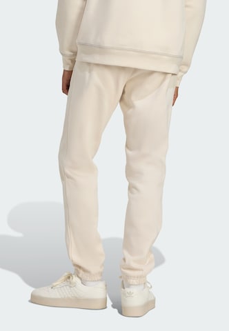 Tapered Pantaloni 'Trefoil Essentials' di ADIDAS ORIGINALS in bianco