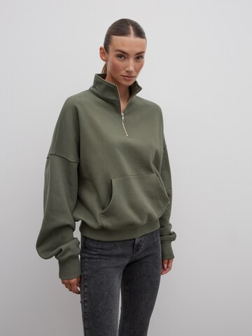 RÆRE by Lorena Rae Sweatshirt in Grün: predná strana