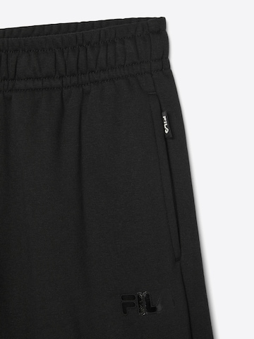 regular Pantaloni 'CALICE regular wide graphic sweat pants' di FILA in nero