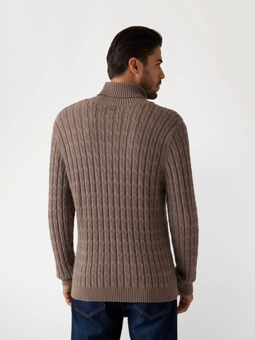 GUESS Pullover in Braun