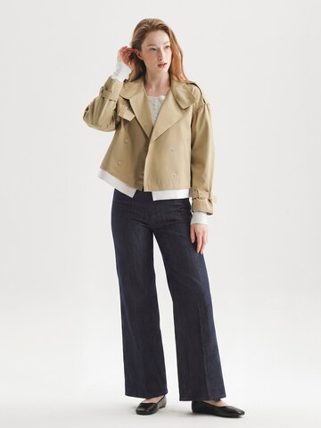 TorWeit Between-Seasons Coat 'Double-breasted cropped trench coat' in Green