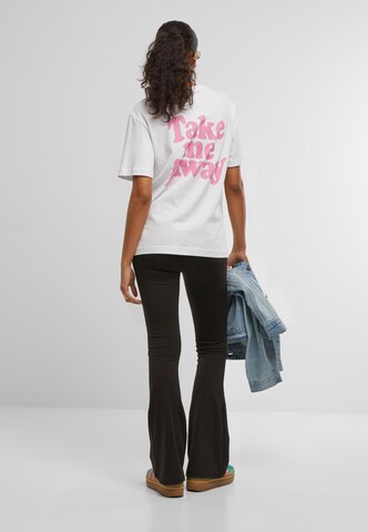 Maglietta 'Take Me Away' di Miss Tee in bianco
