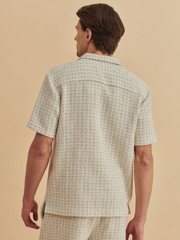 DAN FOX APPAREL - Regular Fit Camisa 'Timo' em branco