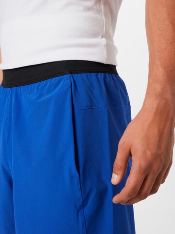 Reebok Regular Sportshorts in Blau