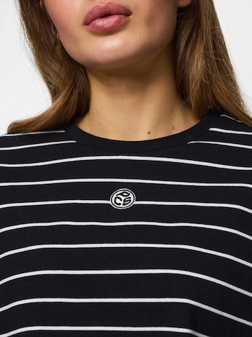 Maglietta 'PCSADIE BARREL' di PIECES in nero