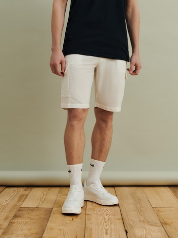 DAN FOX APPAREL Regular Cargo Pants 'Pascal' in White: front