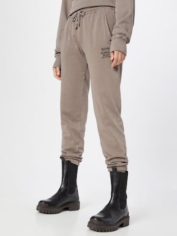 DRYKORN Tapered Broek 'DRYKORN x ABOUT YOU ONCE_CONSCIOUS' in Beige: voorkant