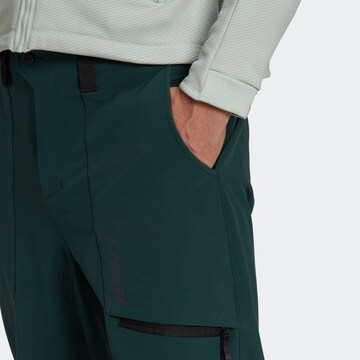 Coupe slim Pantalon outdoor 'Yearound' ADIDAS TERREX en vert