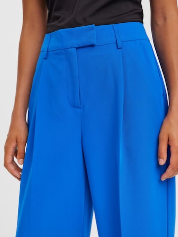 Wide leg Pantaloni cu dungă 'Zelda' de la VERO MODA pe albastru