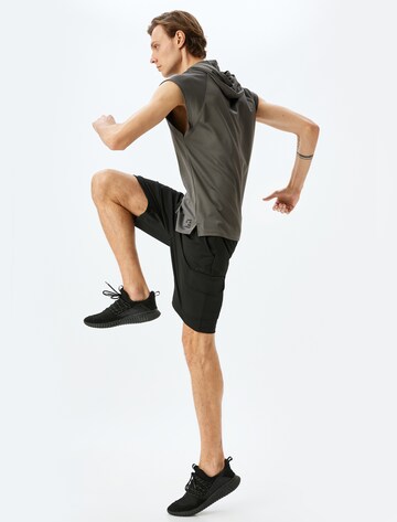 Koton Regular Shorts in Schwarz