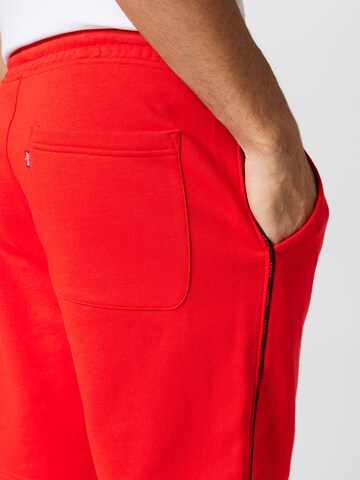 LEVI'S ® Regular Broek 'Graphic Piping Short' in Rood