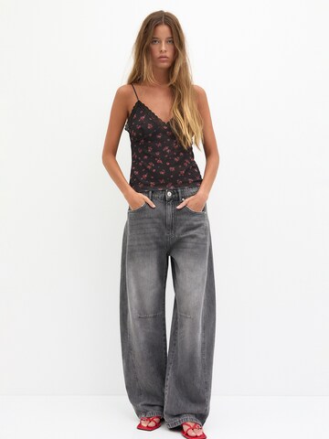 Top de la Pull&Bear pe negru