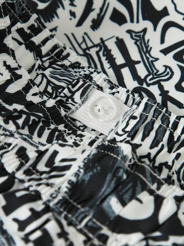 Șorturi de baie 'NKMMARKI FORTNITE' de la NAME IT pe alb