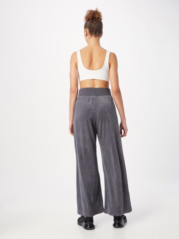 Nike Sportswear Wide Leg Hose in Grau