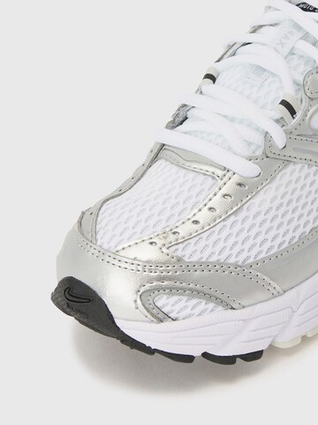 Nike Sportswear Ниски маратонки 'AIR MAX MOTO 2K' в бяло