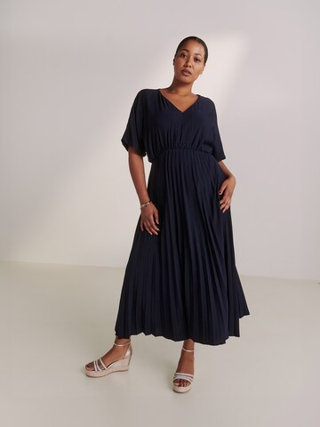 Guido Maria Kretschmer Curvy Kleid 'Lynelle' in Blau: Vorderseite