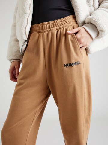 Hummel - Tapered Pantalón deportivo 'Legacy' en marrón
