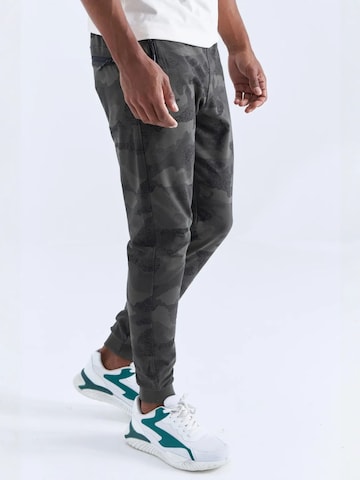 Skinny Pantaloni sportivi di Tommy Life in grigio