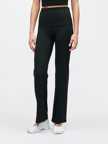 Nike Sportswear Расклешенный Штаны в Черный: спереди