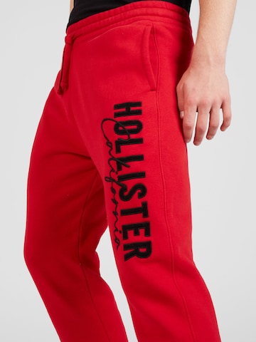 HOLLISTER - Tapered Pantalón en rojo