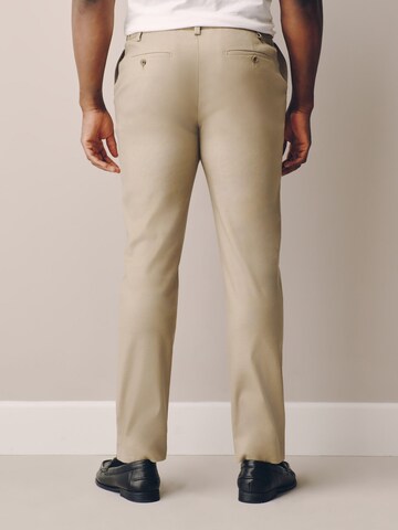 Coupe slim Pantalon à plis 'Motionflex' Next en gris