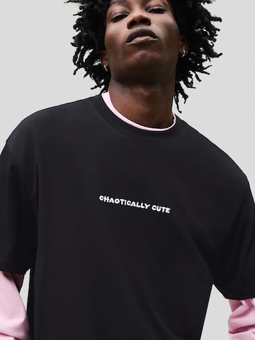 Bershka Тениска 'CHAOTICALLY' в черно