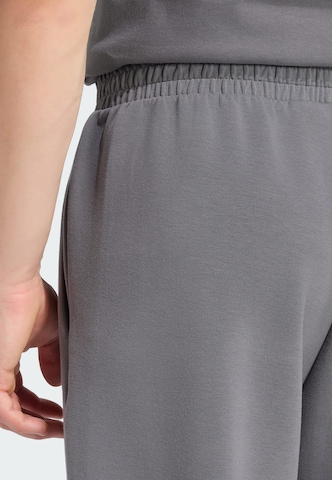 ADIDAS SPORTSWEAR - Loosefit Calças de desporto 'Soft Lux' em cinzento