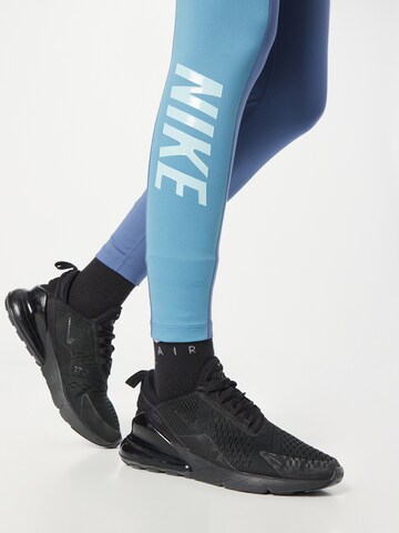 Skinny Pantaloni sportivi di NIKE in blu