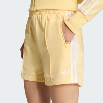 ADIDAS ORIGINALS - Loosefit Pantalón 'Firebird Classic' en amarillo