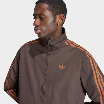 ADIDAS ORIGINALS Φθινοπωρινό και ανοιξιάτικο μπουφάν 'Firebird' σε καφέ