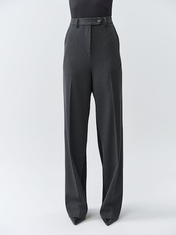 MB by Marta Buzolic Loosefit Hose‌‌‌‌‌ in Grau: Vorderseite